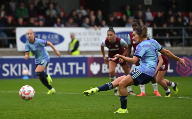 Mariona Caldentey of Arsenal scores