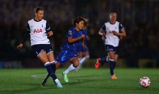 Clare Hunt of Tottenham Hotspur and Maika Hamano