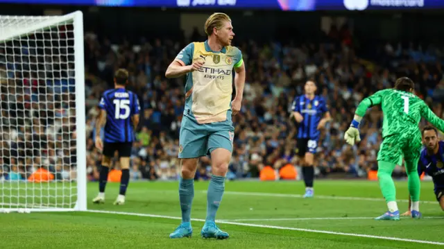 Kevin De Bruyne picks up an injury during the match against Inter Milan
