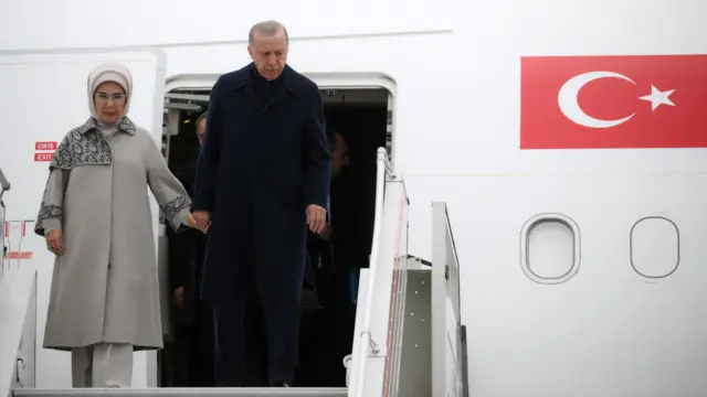 Turkish President Tayyip Erdogan and his wife Emine Erdogan disembark from a plane during a welcoming ceremony at an airport as they arrive to attend the BRICS summit in Kazan, Russia October 23, 2024