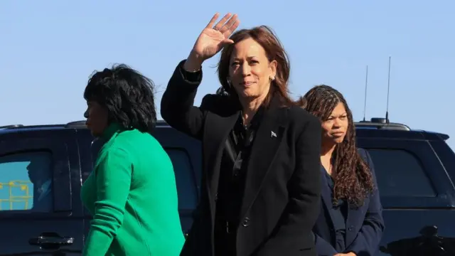 Kamala Harris waving