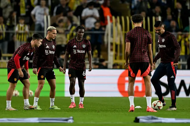 Manchester United's players warm up