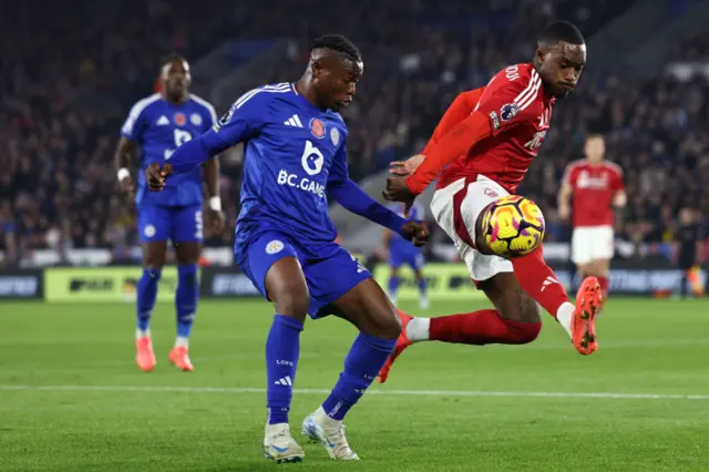 Abdul Fatawu (C) vies with Nottingham Forest's English midfielder #14 Callum Hudson-Odoi