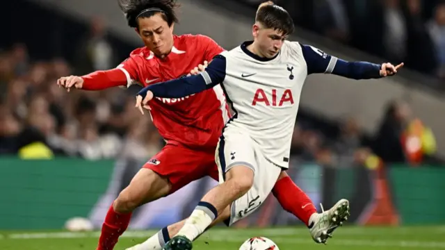 Mikey Moore playing for Tottenham against AZ Alkmaar