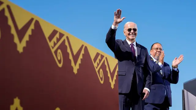 Biden waves at the crowd