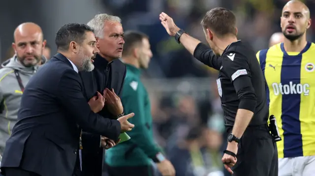 Mourinho receives a red card in Fenerbahce's match against Manchester United