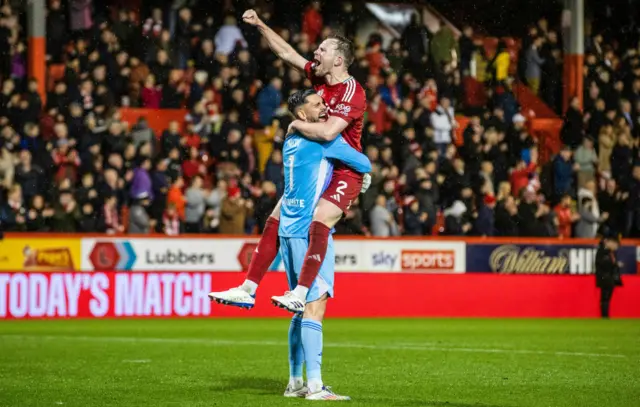 ABERDEEN, SCOTLAND - OCTOBER 26: Aberdeen's Dimitar Mitov and Nicky Devlin celebrate at full time during a William Hill Premiership match between Aberdeen and Dundee United at Pittodrie Stadium, on October 26, 2024, in Aberdeen, Scotland. (Photo by Alan Harvey / SNS Group)