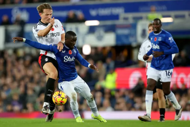 Berge tries to dispossess Gueye in midfield