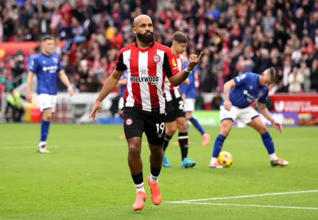 Bryan Mbeumo celebrates