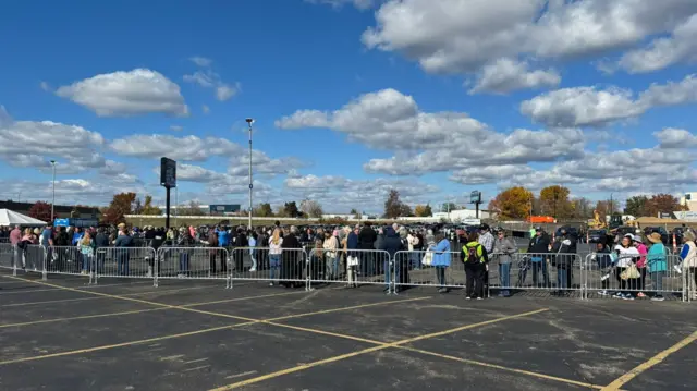 Crowd begins forming at Kamala Harris rally