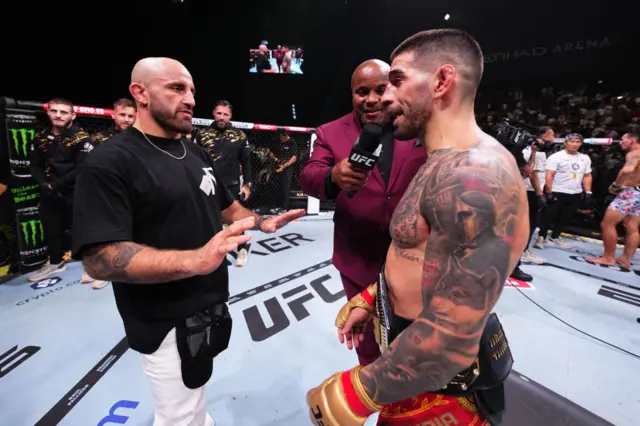 Alexander Volkanovski and Ilia Topuria in the cage