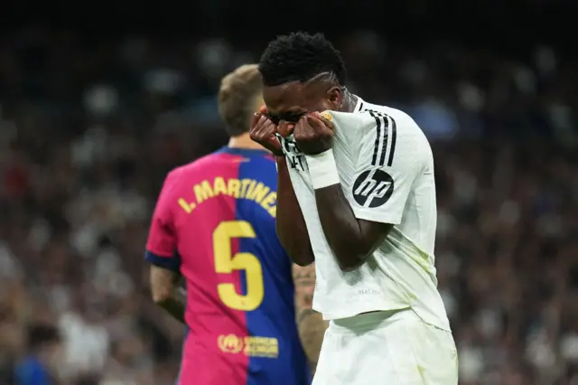 Vinicius screams into his shirt after missing a chance