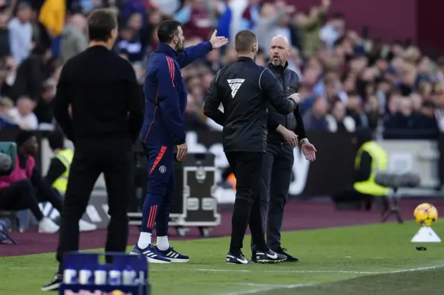 Ten Hag shouts at the fourth official as Lopetegui watches on