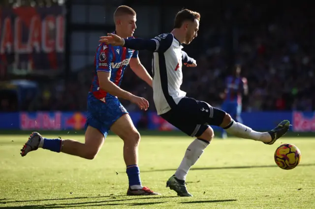 Maddison passes foward under pressure