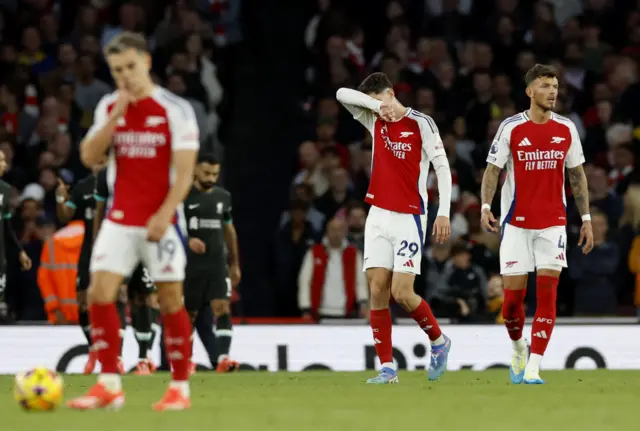 Arsenal players trudge back to kick off