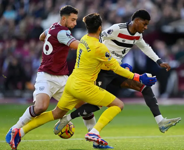 Rashford tries to round Fabianski