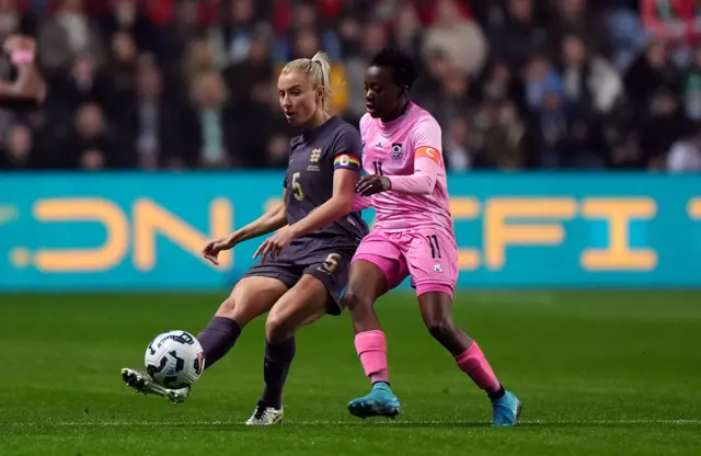 Leah Williamson passing the ball