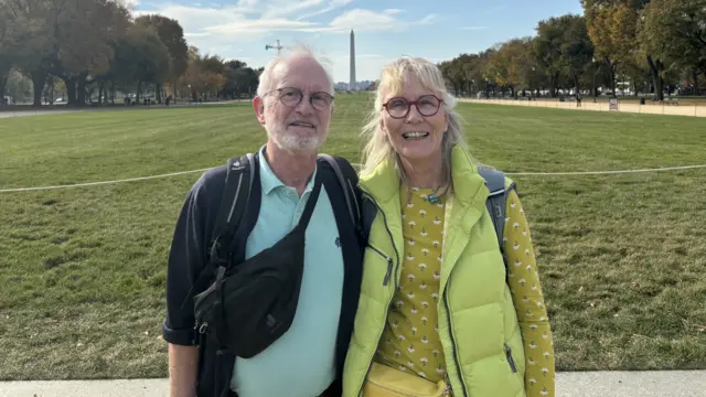 Christiane Kammerlander and Jürgen Appeldorn stand in front of the lawn. The Washington Monument can be seen in the background