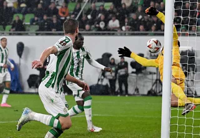 Guglielmo Vicario (R) fends off the ball