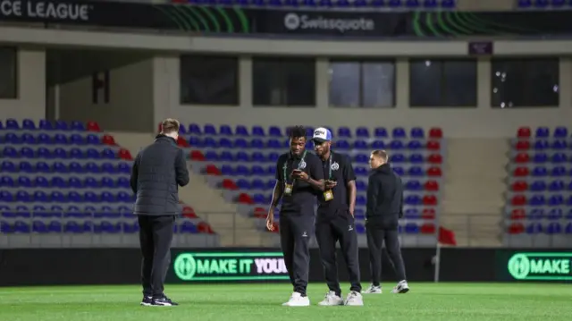 Dinamo players check field