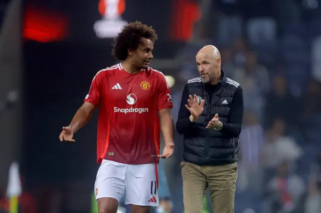 Joshua Zirkzee of Manchester United, coach Erik ten Hag