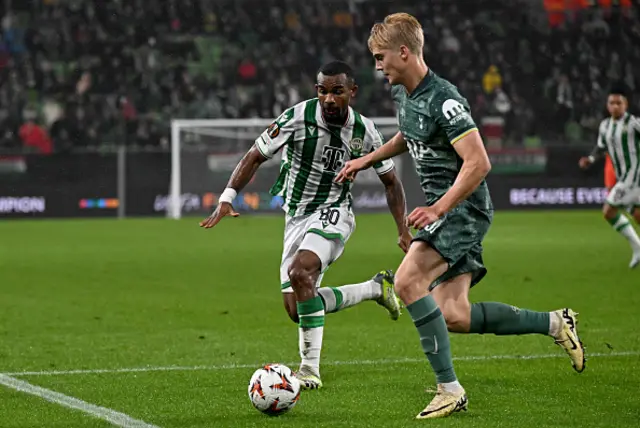 Lucas Bergvall (R) and Ferencváros' Ivorian Habib Maiga vie for the ball