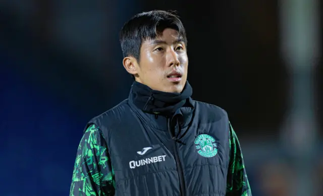 Kwon Hyeok-kyu drops to the bench