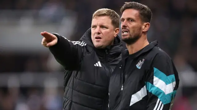 Eddie Howe, Manager of Newcastle United, gives the team instructions with Jason Tindall