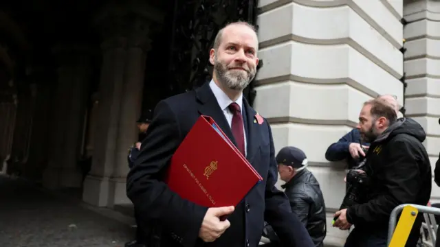 Jonathan Reynolds arrives in Downing Street, he's smiling and holding a red folder