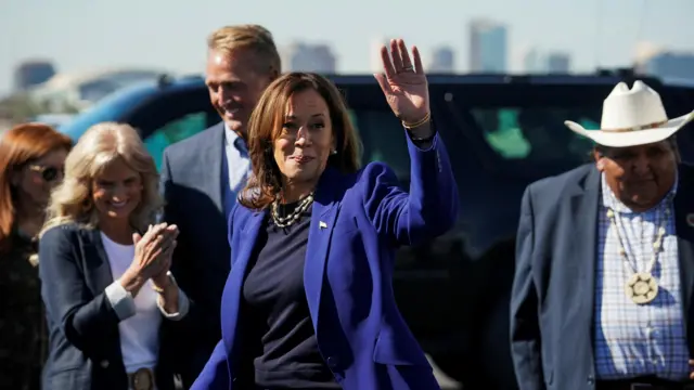 Kamala Harris arrives in Phoenix