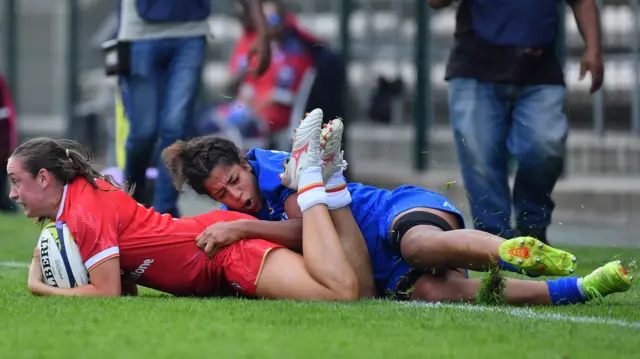 Italy's Sara Tounesi tackles Nel Metcalfe of Wales