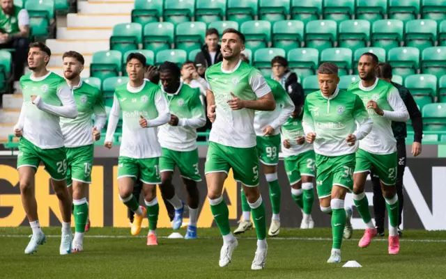 Hibernian players warming up