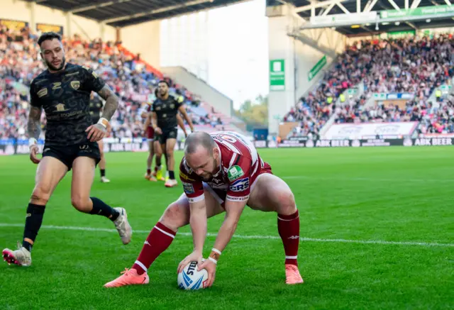 Liam Marshall scoring a try