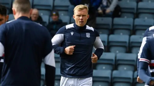 Curtis Main warming up for Dundee