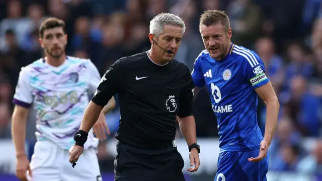 Leicester City's Jamie Vardy speaks to referee Darren Bond