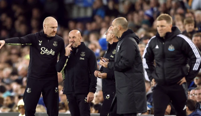 Everton manager Sean Dyche react