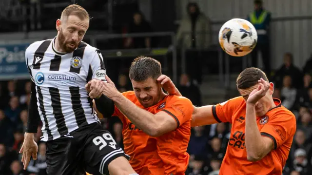 Kevin van Veen has a headed attempt for St Mirren