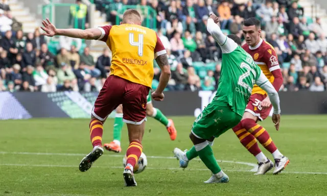 Junior Hoilett scores for Hibernian against Motherwell