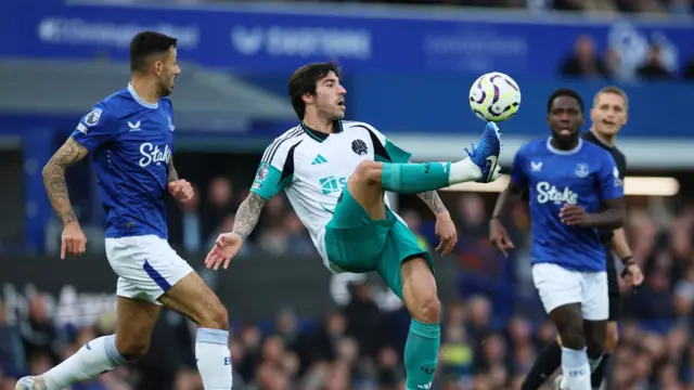 Newcastle United's Sandro Tonali in action with Everton's Dwight McNeil