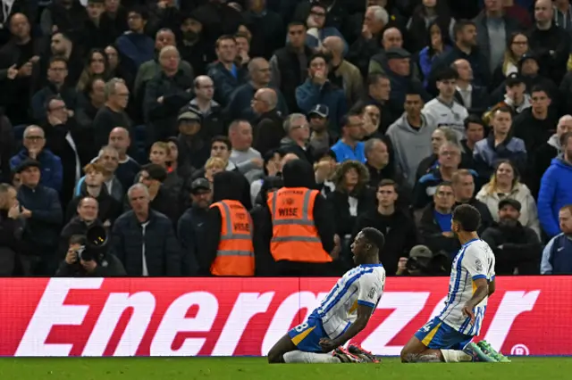 Danny Welbeck (C) celebrates