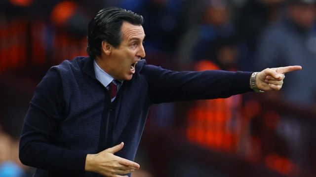 Unai Emery reacts