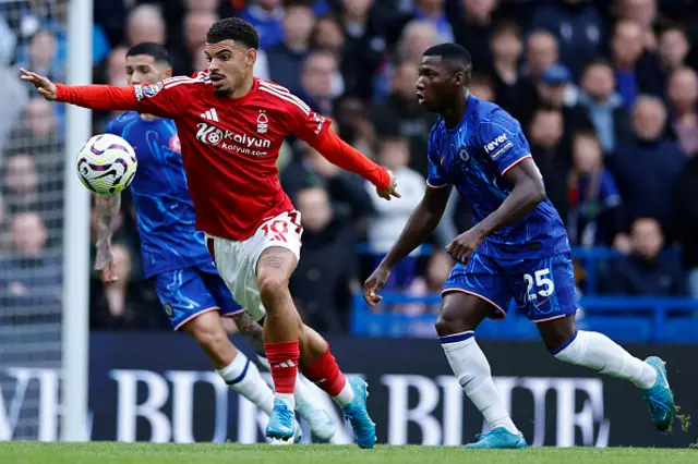 Morgan Gibbs-White (C) runs through the Chelsea midfield