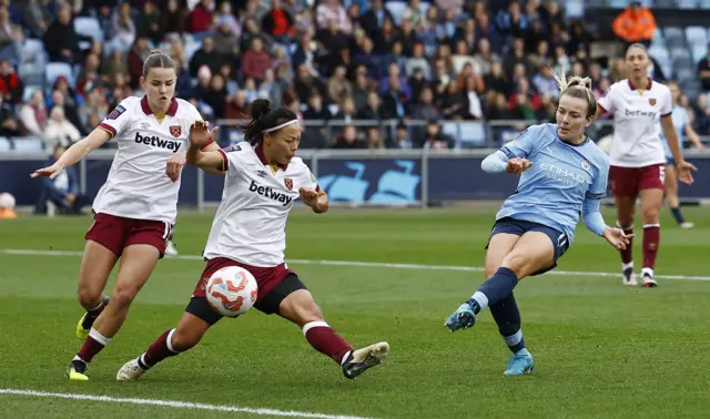 Lauren Hemp shoots to score for Manchester City against West Ham