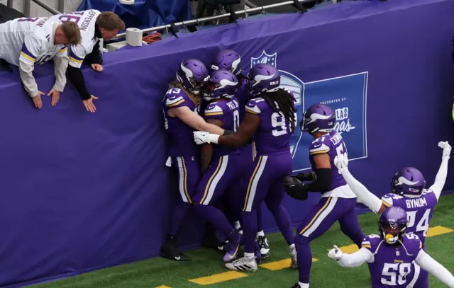 The Minnesota Vikings celebrate Andrew van Ginkel's touchdown against the New York Jets