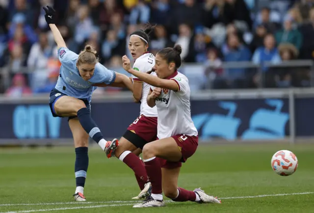 Vivianne Miedema shoots at goal