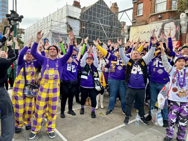 Minnesota Vikings fans do a 'thunder clap'