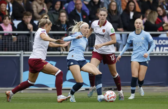 Manchester City's Chloe Kelly attempts to pass while crowded by West Ham defenders