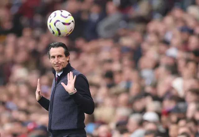 Unai Emery looks on