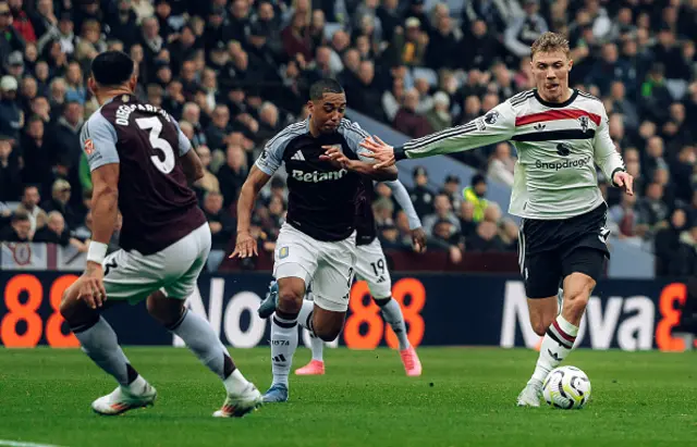 Rasmus Hojlund of Manchester United in action with Youri Tielemans