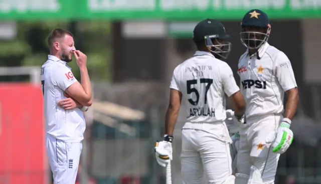 Gus Atkinson looks on as Pakistan's batters talk